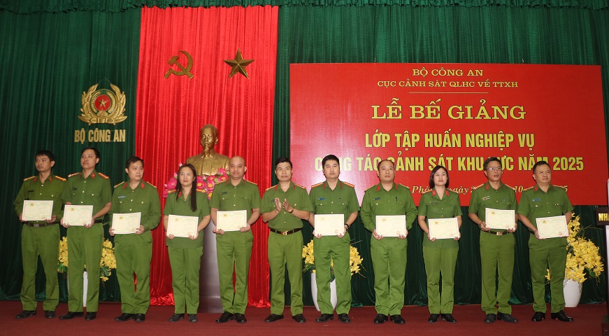 200 học viên hoàn thành Lớp tập huấn nghiệp vụ công tác Cảnh sát khu vực năm 2025